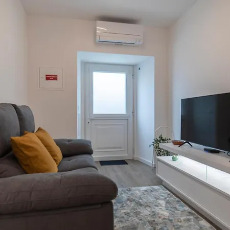 Lovelystay - 1bdr Cozy Flat In Heart Of Apartman *